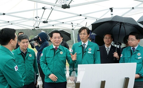김영록 전라남도지사가 3일 오전 영암 신북면 용산저수지 스마트 정보시스템 구축 현장을 방문, 지역 농민의 애로사항을 청취하며 격려하고 있다.