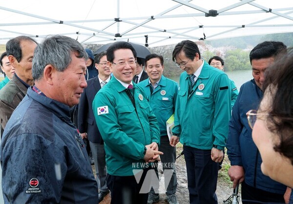 김영록 전라남도지사가 3일 오전 영암 신북면 용산저수지 스마트 정보시스템 구축 현장을 방문, 관계자로부터 영농기 물 관리 및 자연재해에 대응하기 위한 스마트 정보시스템 구축 현황을 청취하고 저수지 안전사고 예방을 당부하고 있다.