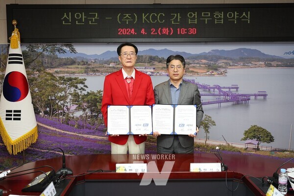 지난 2일, 신안군과 KCC는 업무 협약을 체결한 후 기념 촬영을 하고 있다. (왼쪽부터) 박우량 신안군수, KCC 유통도료 사업부 함성수 상무