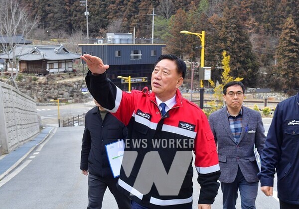 산불 대비 상황을 현장점검 중인 김한종 장성군수