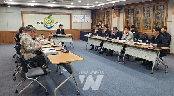 나주시 2024년 농촌인력 인건비 심의위원회 개최 모습 (사진제공-나주시)