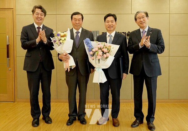 (왼쪽부터) 정용화 GIST 대외부총장, 반재경 거명이앤씨㈜ 대표이사, 김상균 前 사회복지공동모금회 사무총장, 임기철 GIST 총장