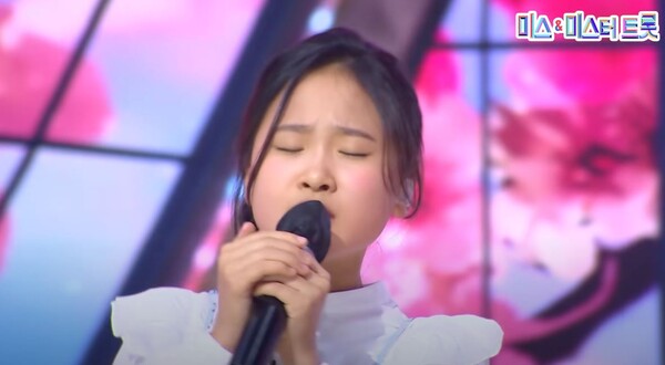 가수 김다현의 '꽃신' 무대 중에서 [사진=미스 앤 미스터 트롯]