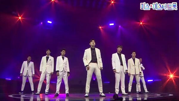 가수 김호중과 임영웅, 정동원, 김희재, 이찬원, 영탁, 장민호의 '제3한강교' 무대 중에서 [사진=미스 앤 미스터 트롯]