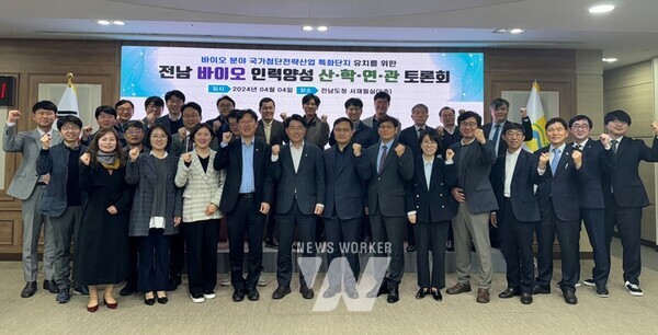 전라남도는 행정안전부와 국민권익위원회가 전국 306개 지자체를 대상으로 실시한 2023년 민원서비스 종합평가에서 총점 93점(전국 평균 85.93점)으로 1위를 차지, 국무총리 기관표창(가 등급)을 수상했다