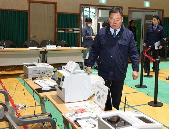 사전투표장을 점검하는 김산 군수