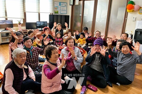 장성군 황룡면 월산마을 노인회가 최근 이사 온 가정에 전입축하금을 전달했다