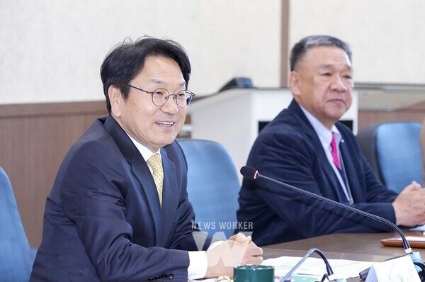 강기정 광주광역시장이 4일 오후 광산구 빛그린산단 내 광주그린카진흥원을 방문해 김덕모 원장 및 직원들과 대화를 나누고 있다./광주광역시 제공