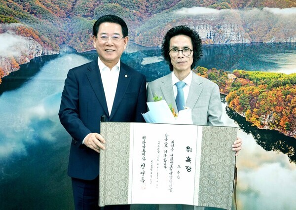 김영록 전라남도지사가 5일 도청 접견실에서 조용안 제8대 도립국악단 예술감독에게 위촉장을 수여하고 기념촬영을 하고 있다.