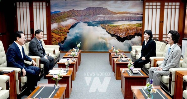 김영록 전라남도지사가 5일 도청 접견실에서 조용안 제8대 도립국악단 예술감독에게 위촉장을 수여하고 기념촬영을 하고 있다.