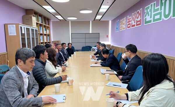 전라남도는 5일 오관수 전남도친환경농업협회 신임(제11대) 회장을 비롯한 11명의 신임 임원진과 협력·소통 간담회를 열었다.