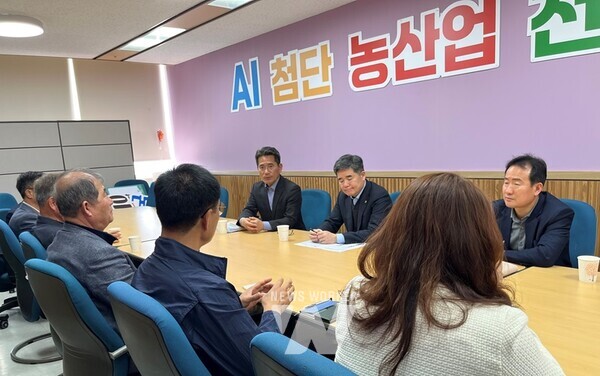 전라남도는 5일 오관수 전남도친환경농업협회 신임(제11대) 회장을 비롯한 11명의 신임 임원진과 협력·소통 간담회를 열었다.