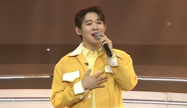 가수 진욱의 '꽃길인생' 무대 중에서 [사진=미스 앤 미스터 트롯]