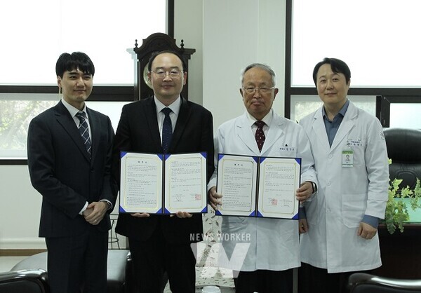 전남대학교병원 권역심뇌혈관질환센터 한재영 심뇌재활센터장(사진 왼쪽에서 두 번째)과 우암병원 김영복 대표원장(사진 왼쪽에서 세 번째)이 지난 달 27일 우암병원 회의실에서 지역 재활연계 의료기관 업무협약을 맺었다.