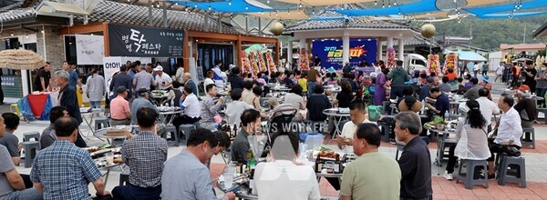 지난해, 불금불파 행사장에서 관광객들이 불고기를 먹으며 공연을 즐기고 있다.