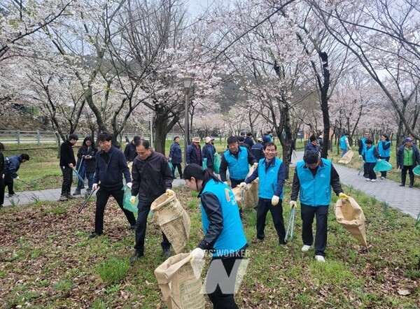 전남 담양군은 지난 4일 담양호에서 한국농어촌공사 담양지사 주관으로 새마을 어업계와 함께 ‘내 고향 물 살리기 환경정화’ 행사 및 쓰담쓰담(쓰레기 담기의 줄임말) 캠페인을 추진했다