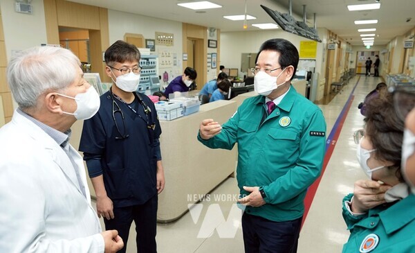 전라남도가 의료계 집단행동 장기화로 상급종합병원 응급실 기능 축소에 따른 중증 환자 증가를 예상, 권역응급의료센터 단계별 지원에 나선다. 김영록 전남도지사가 지난 2월 29일 순천 성가롤로병원 권역응급의료센터 및 심뇌혈관센터를 방문해 의료진을 격려하고 애로사항을 청취하는 모습.