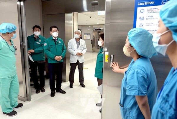 전라남도가 의료계 집단행동 장기화로 상급종합병원 응급실 기능 축소에 따른 중증 환자 증가를 예상, 권역응급의료센터 단계별 지원에 나선다. 김영록 전남도지사가 지난 2월 29일 순천 성가롤로병원 권역응급의료센터 및 심뇌혈관센터를 방문해 의료진을 격려하고 애로사항을 청취하는 모습.
