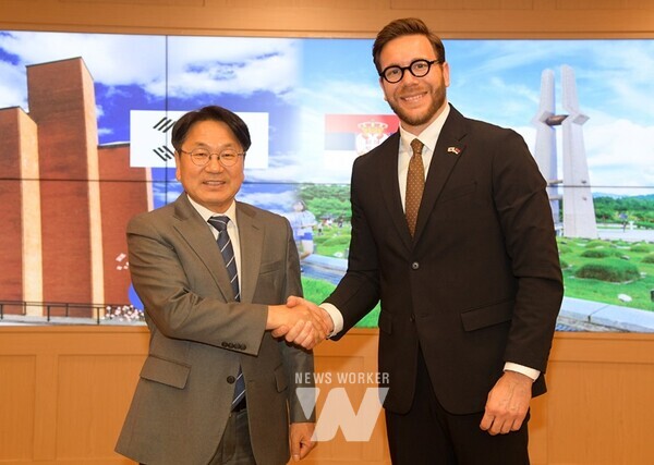 강기정 광주광역시장이 8일 오후 시청 비즈니스룸에서 네마냐 그르비치 주한 세르비아 대사와 세르비아 크라구예바츠시와 자매결연에 대한 의견을 나눈 후 기념촬영을 하고 있다./광주광역시 제공