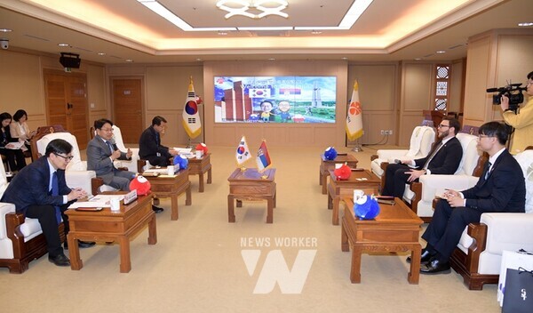 강기정 광주광역시장이 8일 오후 시청 비즈니스룸에서 네마냐 그르비치 주한 세르비아 대사와 세르비아 크라구예바츠시와 자매결연에 대한 의견을 나누고 있다./광주광역시 제공