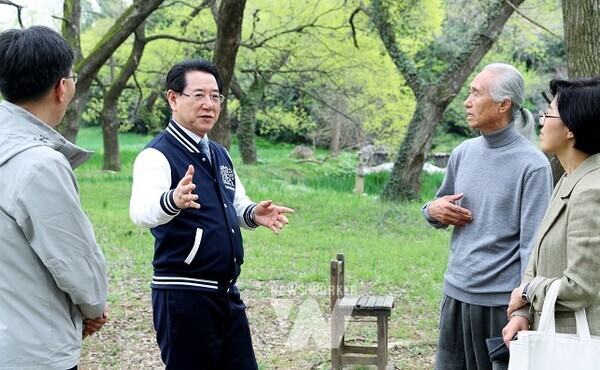 김영록 전라남도지사가 8일 나주 금천 죽설헌(竹雪軒) 현장을 방문, 조성 현황을 청취하며 현장을 둘러보고 있다