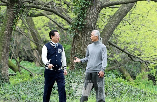 김영록 전라남도지사가 8일 나주 금천 죽설헌(竹雪軒) 현장을 방문, 조성 현황을 청취하며 현장을 둘러보고 있다