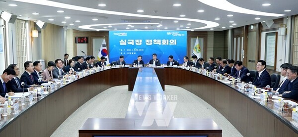 김영록 전라남도지사가 9일 오전 도청 서재필실에서 실국장 정책회의를 주재하고 있다.