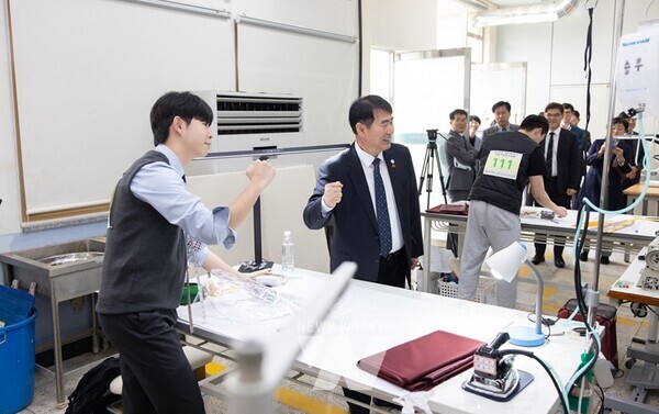 선수들을 격려하는 이정선 교육감