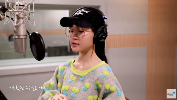 김다현의 풋풋한 목소리가 인상적인 '기분 좋은 날' 라이브 영상 중에서 [사진=DanalEntertainment 공식 유튜브]