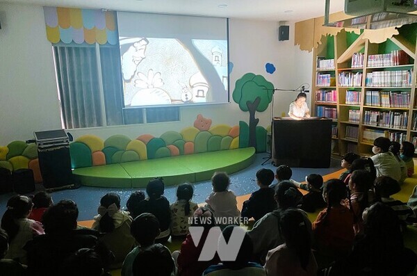 장성군립도서관이 ‘도서관의 날’, ‘도서관 주간 행사를 다채롭게 마련했다