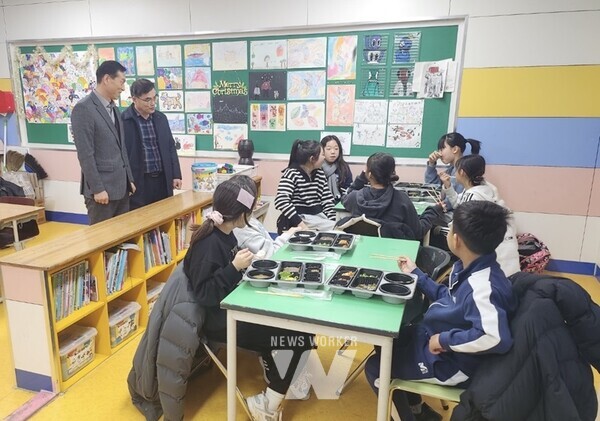 전남교육청 관계자들이 겨울방학 중 ‘행복도시락’ 사업을 운영 중인 학교를 찾아 현장 점검을 하고 있다.