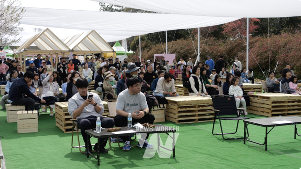 강진 남미륵사에서 개최 중인 서부해당화 축제에 많은 인파가 몰렸다.