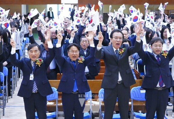 강기정 광주광역시장이 11일 오전 북구 숭일고등학교에서 열린 ‘제105주년 대한민국임시정부수립 기념식’에 참석해 광복회원, 학생 등과 만세삼창을 하고 있다./광주광역시 제공