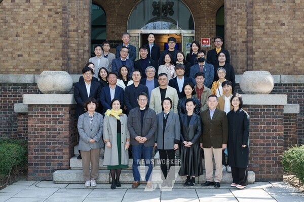 2024년 문화예술진흥기금사업 전담심의위원 단체사진(앞줄 왼쪽 세 번째 정병국 위원장) 사진 : 한국문화예술위원회 제공