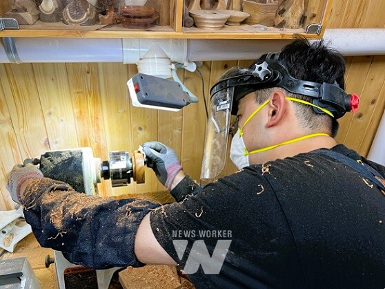 장성군이 평생교육 공모사업에 잇따라 선정됐다. 목공작업 현장