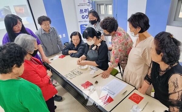 장성군이 평생교육 공모사업에 잇따라 선정됐다. 교육활동 중인 주민들