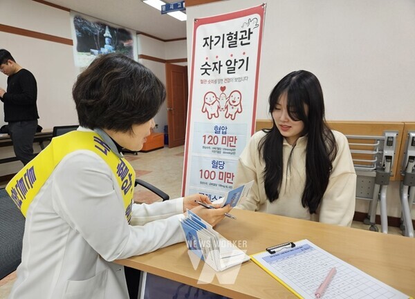 혈압 혈당 측정 및 캠페인을 도암면과 농업기술센터에서 펼치고 있다.