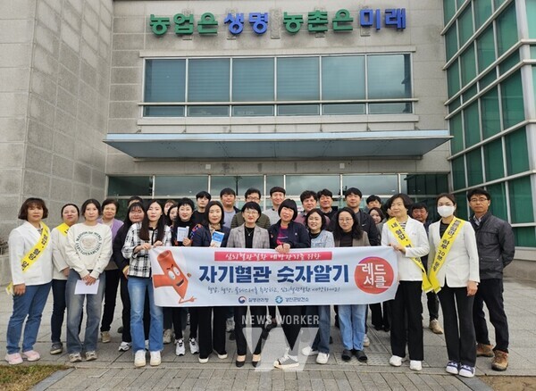 혈압 혈당 측정 및 캠페인을 도암면과 농업기술센터에서 펼치고 있다.