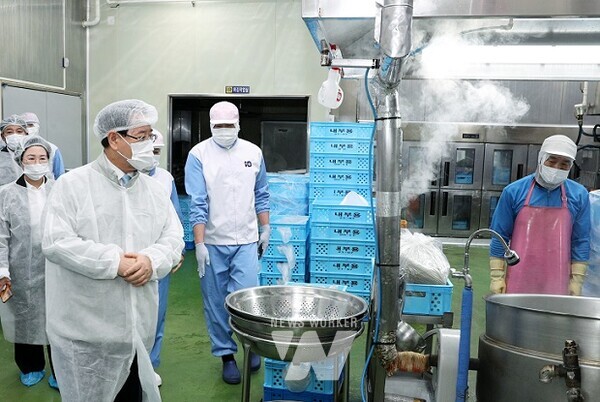 김영록 전라남도지사가 12일 장성군 소재 우수 농산물 가공업체 ㈜현대푸드시스템을 방문, 제조시설을 둘러보고 있다