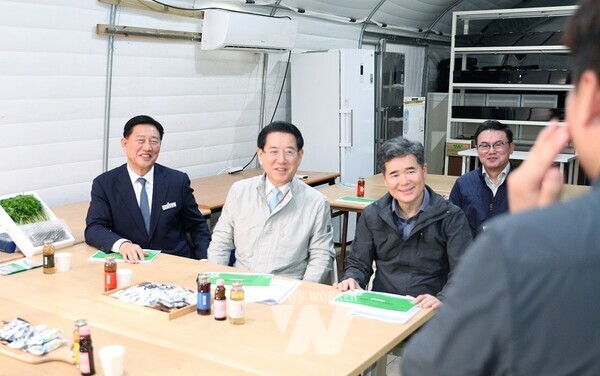 김영록 전라남도지사가 12일 장성군 소재 챔버형 스마트팜 개발업체 ㈜테라웨이브를 방문, 업체현황 및 애로사항을 청취하며 격려하고 있다.