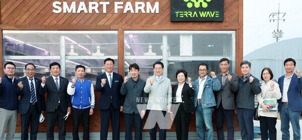 김영록 전라남도지사가 12일 장성군 소재 챔버형 스마트팜 개발업체 ㈜테라웨이브를 방문, 관계자들과 기념촬영을 하고 있다.