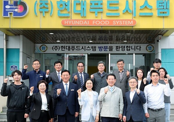 김영록 전라남도지사가 12일 장성군 소재 우수 농산물 가공업체 ㈜현대푸드시스템을 방문, 관계자들과 기념촬영을 하고 있다.