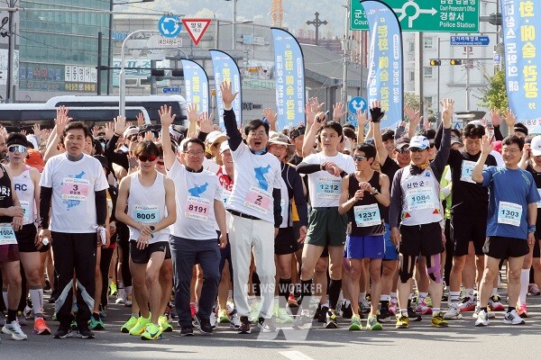 제18회 정남진장흥 전국 마라톤 대회가 14일 장흥군 탐진강변에서 열렸다.