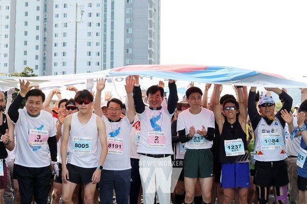 제18회 정남진장흥 전국 마라톤 대회가 14일 장흥군 탐진강변에서 열렸다