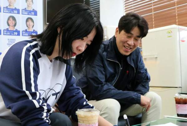 한국도로공사배구단과 3년 계약을 맺은 강소휘. 김종민 감독과 이윤정 세터, 지난 시즌 GS로 이적한 정대영이 강소휘 영입을 위해 물밑작업한 사연이 공개되며 팬들이 반색했다. [사진=한국도로공사배구단 공식 인스타그램]