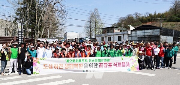 전남 보성군은 지난 12일 주민들의 산책길로 잘 알려진 동윤천 생태하천길의 수질개선 및 탄소흡수원 확대를 위해 꽃창포 11,000본을 식재했다