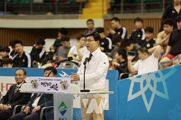 김철우 군수가 ‘제2회 대한체육회장기 전국장사씨름대회’ 환영사를 하고 있다