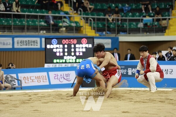 청샅바 점촌중 이상범 선수, 홍샅바 마산중 김윤호 선수가 경기를 하고 있다