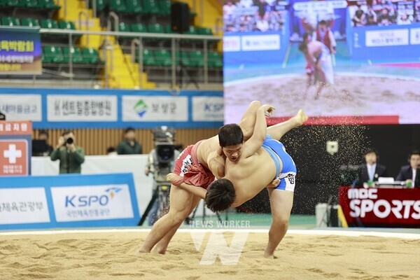 청샅바 점촌중 김규범 선수, 홍샅바 마산중 박정훈 선수가 경기를 하고 있다