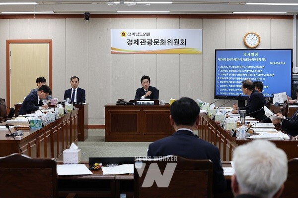 지난 3월 19일 제378회 임시회 경제관광문화위원회 회의 장면(가운데 이철 위원장)